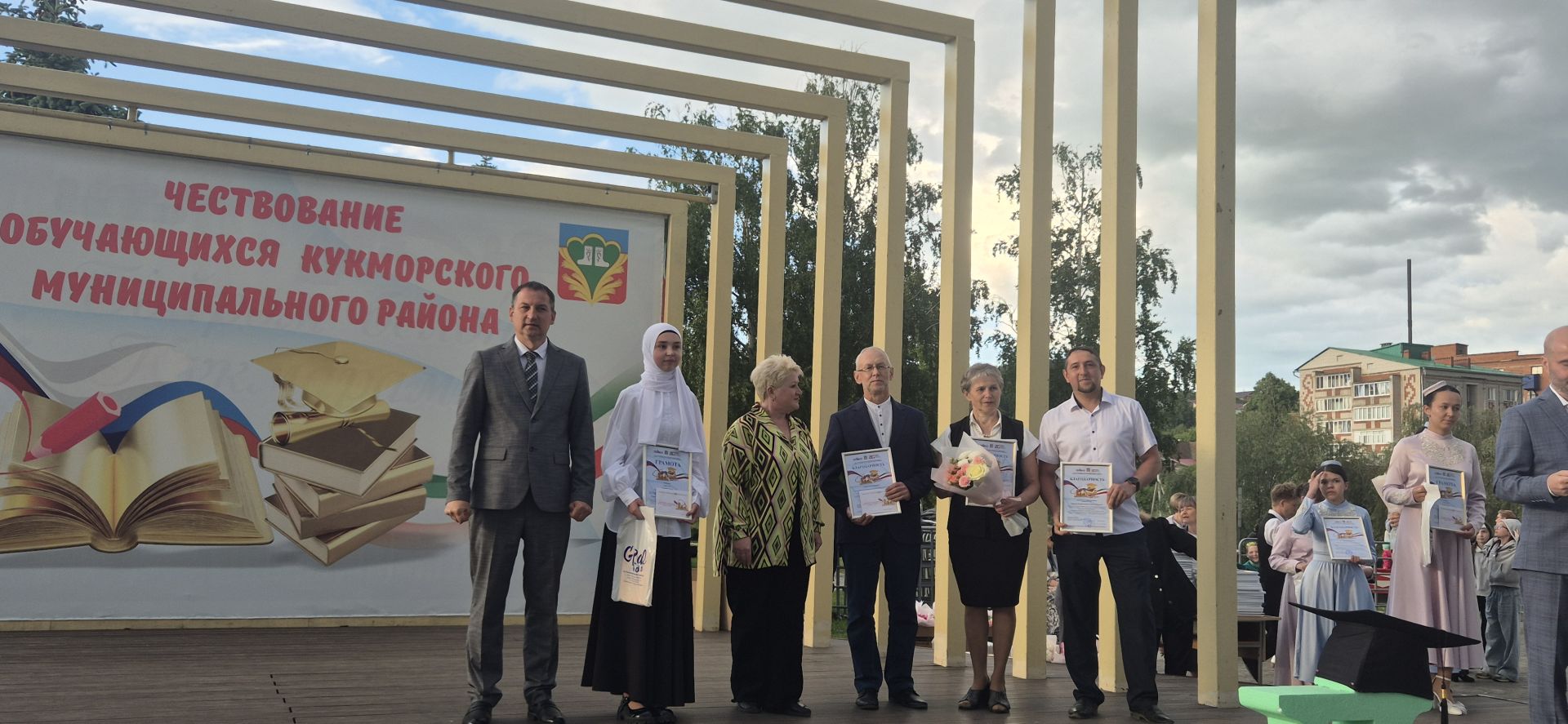 Фоторепортаж: Кукмарада уку алдынгылары бүләкләнде