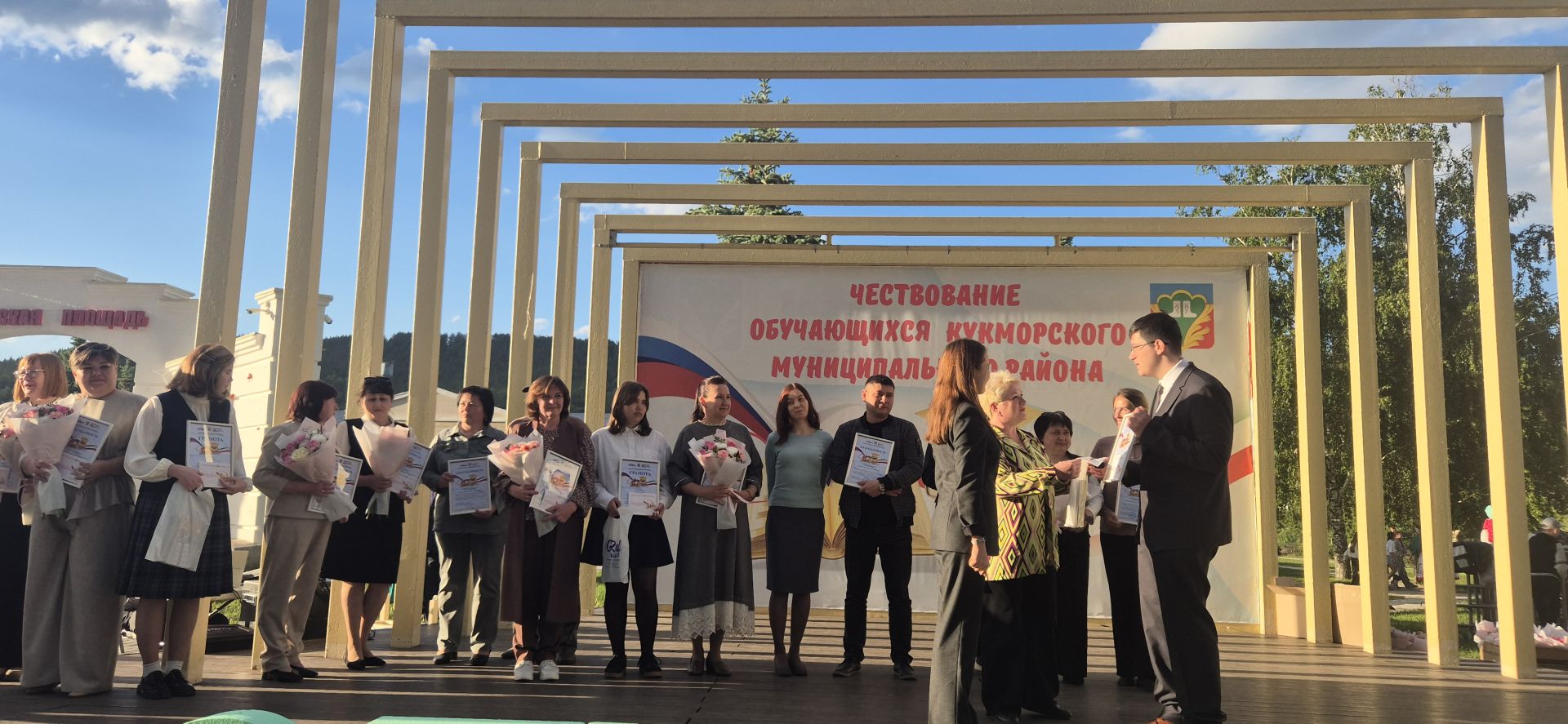 Фоторепортаж: Кукмарада уку алдынгылары бүләкләнде