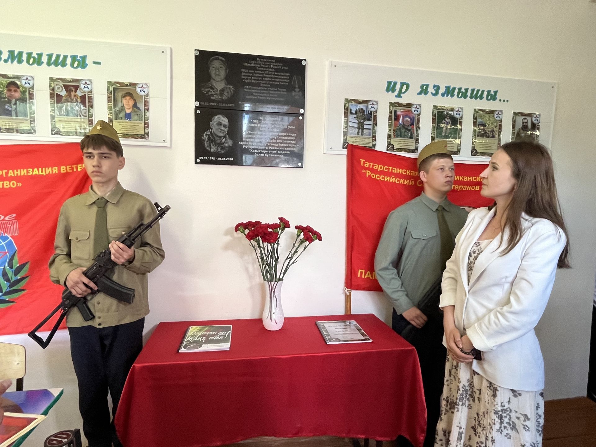 Память, мужество, подвиг: В Кукморском районе открыли мемориальную доску и парты Героев