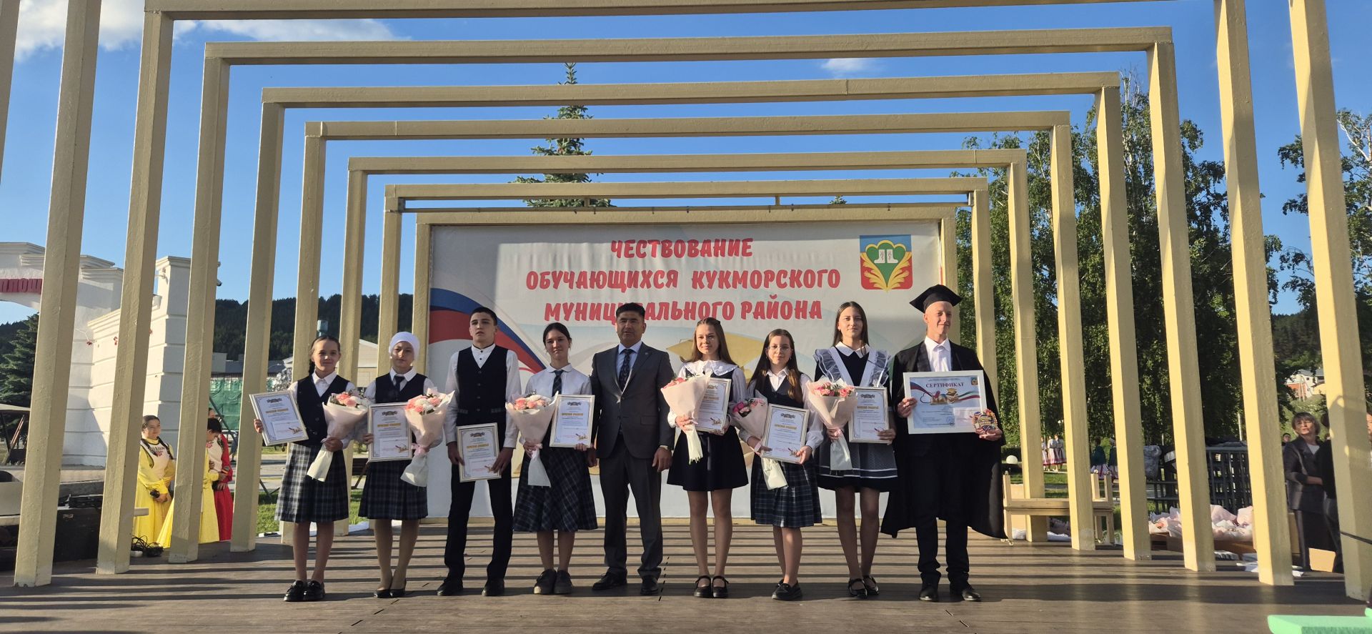 Фоторепортаж: Кукмарада уку алдынгылары бүләкләнде