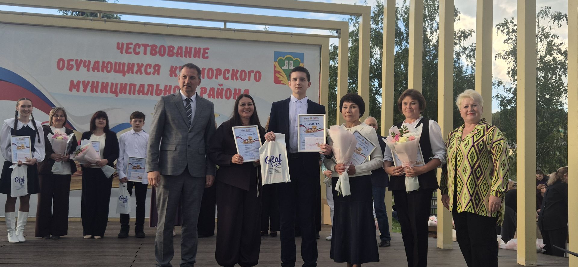 Фоторепортаж: Кукмарада уку алдынгылары бүләкләнде