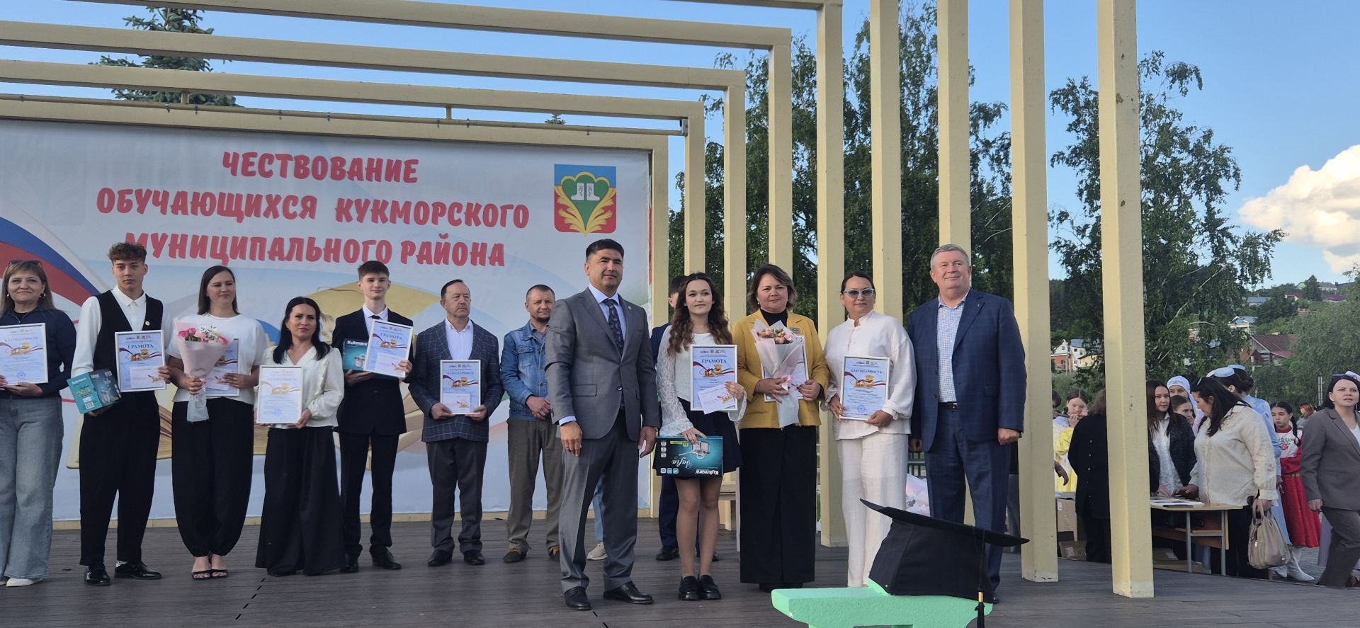 Фоторепортаж: Кукмарада уку алдынгылары бүләкләнде