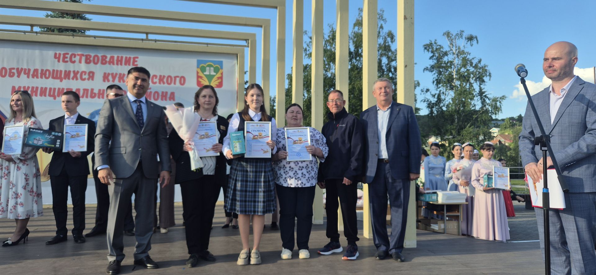 Фоторепортаж: Кукмарада уку алдынгылары бүләкләнде