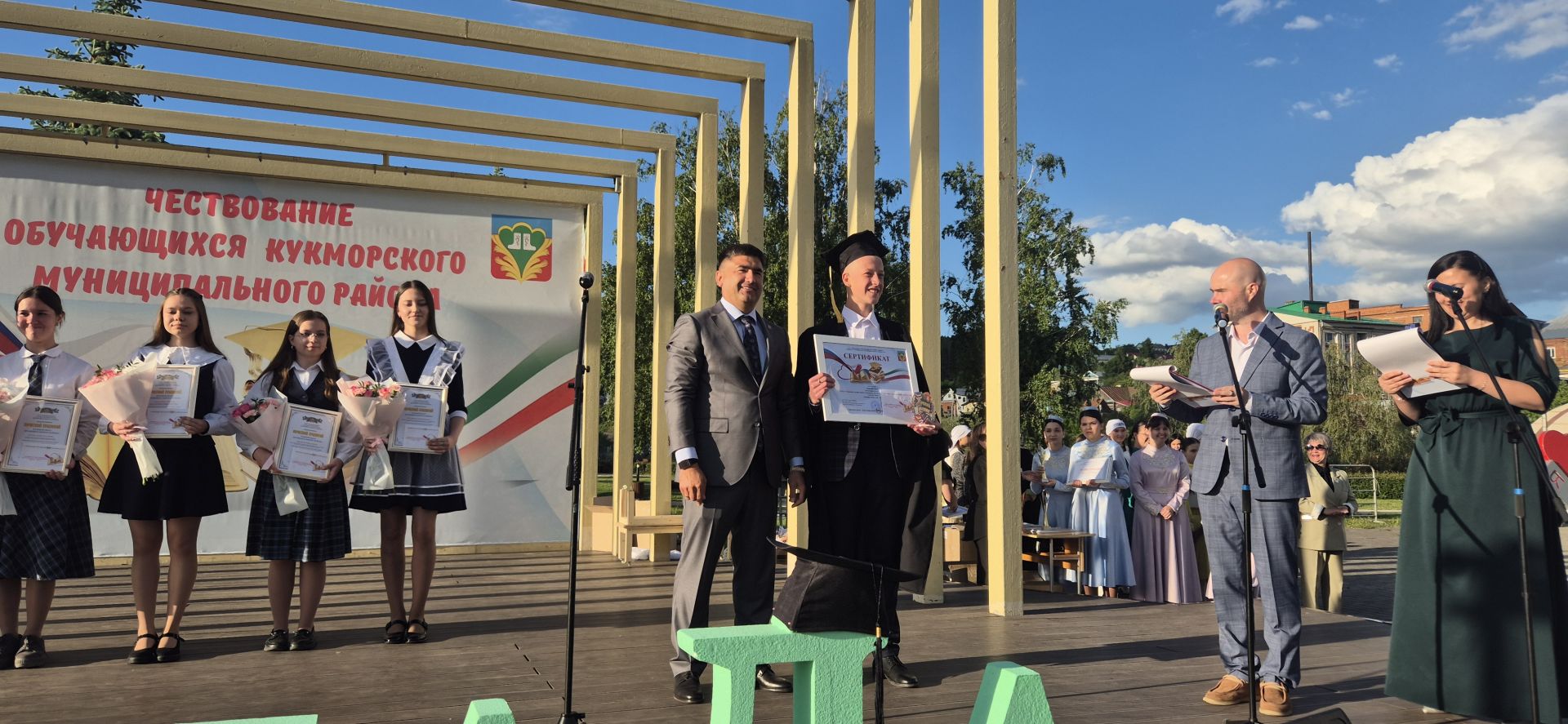 Фоторепортаж: Кукмарада уку алдынгылары бүләкләнде
