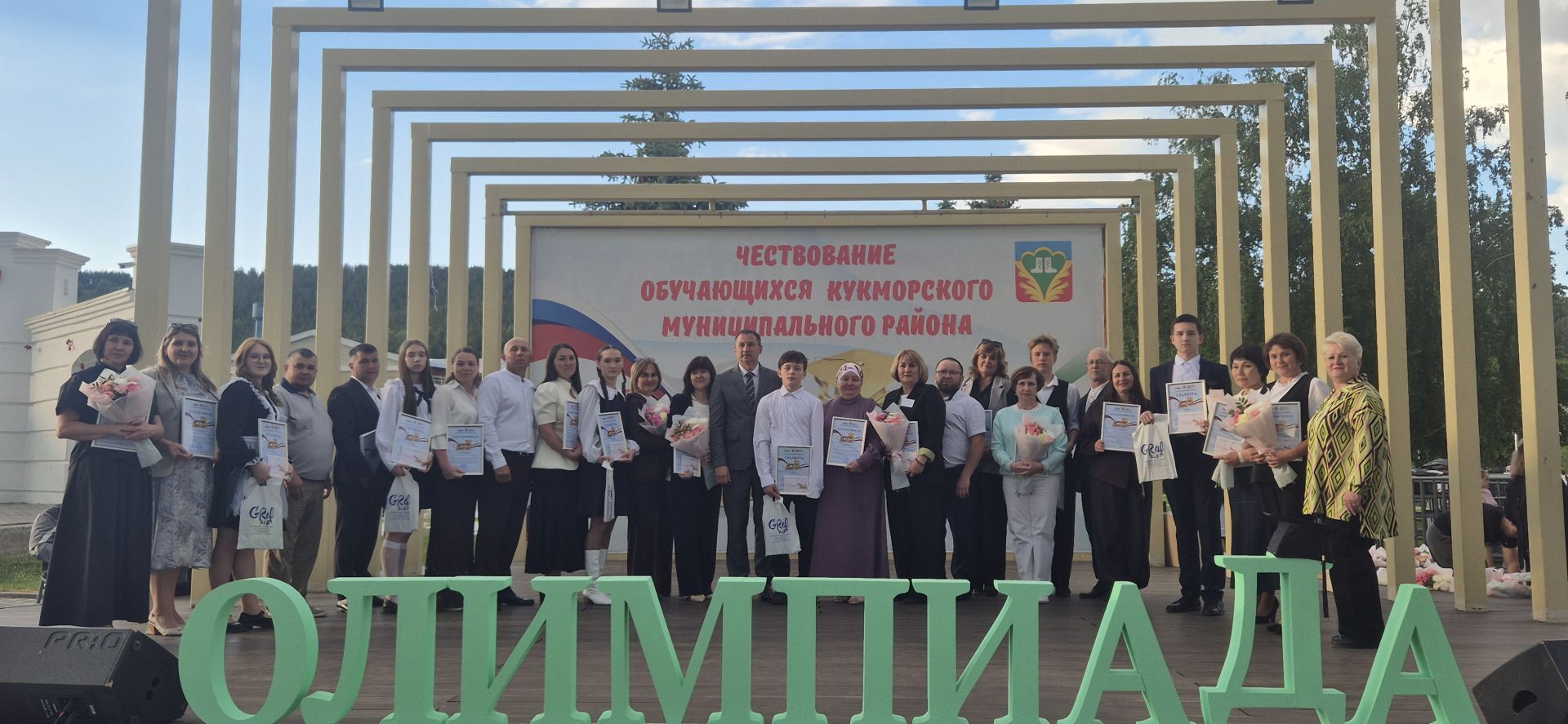 Фоторепортаж: Кукмарада уку алдынгылары бүләкләнде