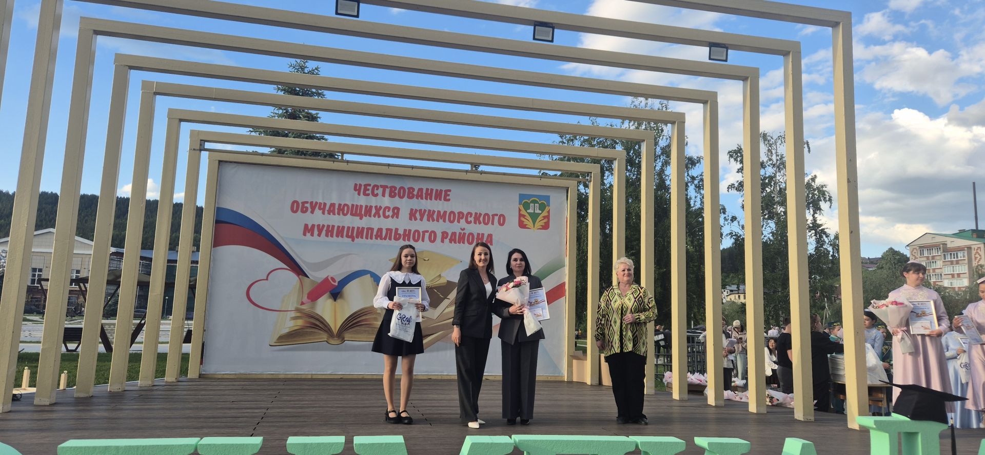 Фоторепортаж: Кукмарада уку алдынгылары бүләкләнде