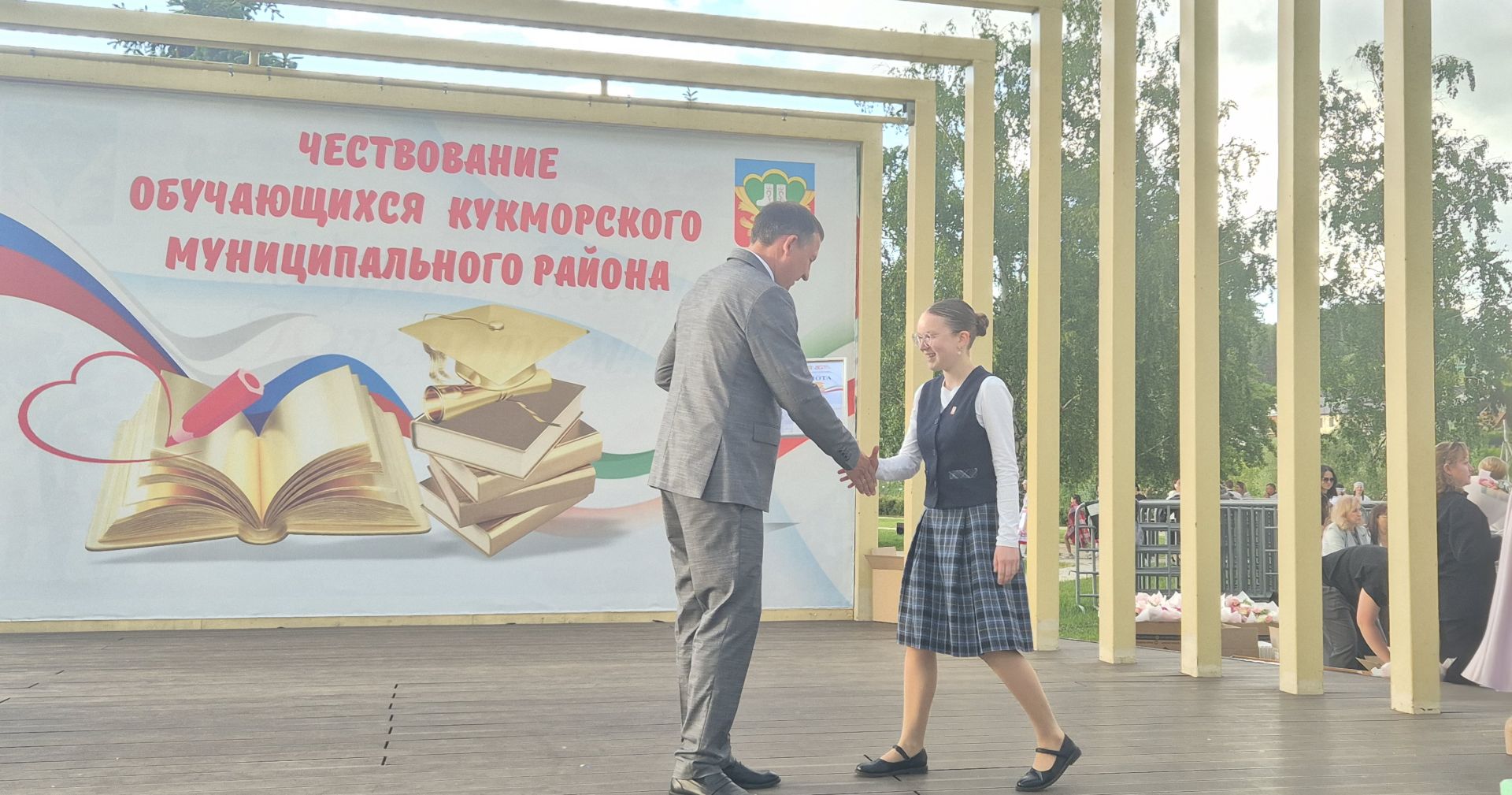 Фоторепортаж: Кукмарада уку алдынгылары бүләкләнде