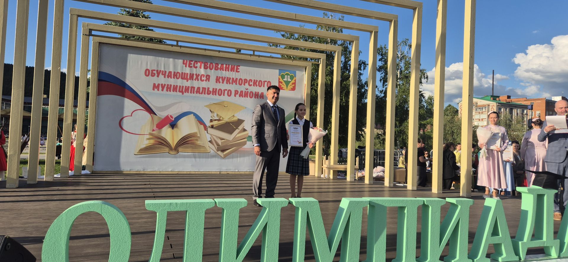 Фоторепортаж: Кукмарада уку алдынгылары бүләкләнде