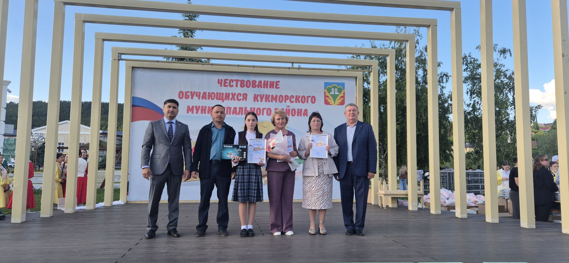 Фоторепортаж: Кукмарада уку алдынгылары бүләкләнде
