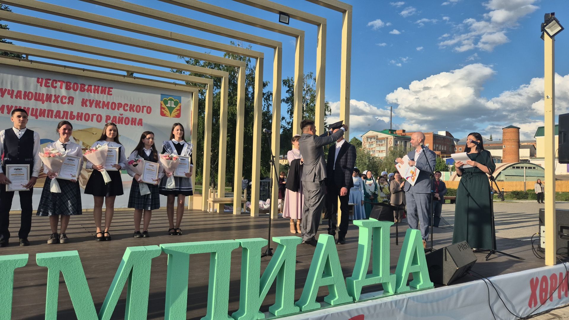 Фоторепортаж: Кукмарада уку алдынгылары бүләкләнде
