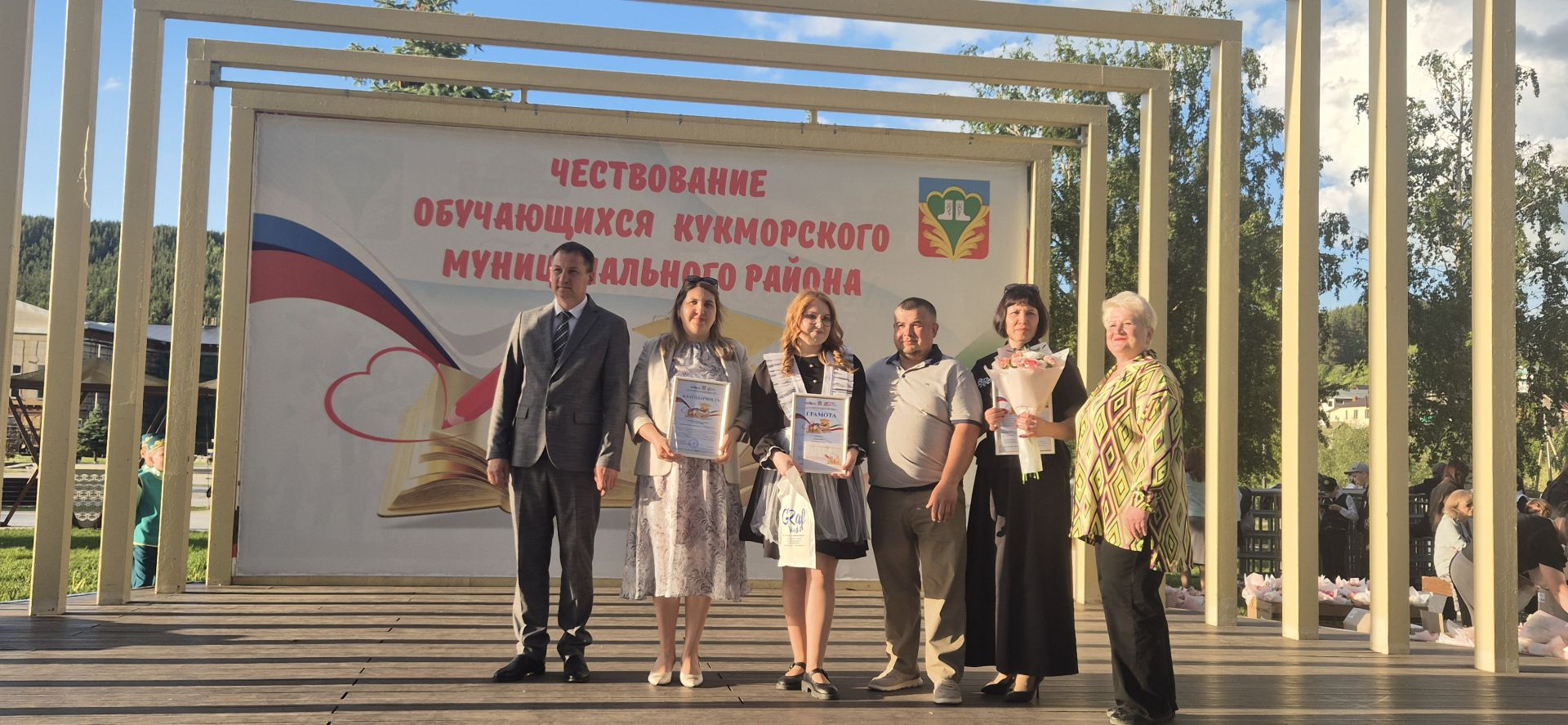 Фоторепортаж: Кукмарада уку алдынгылары бүләкләнде