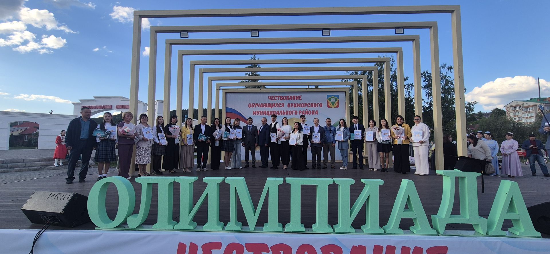 Фоторепортаж: Кукмарада уку алдынгылары бүләкләнде