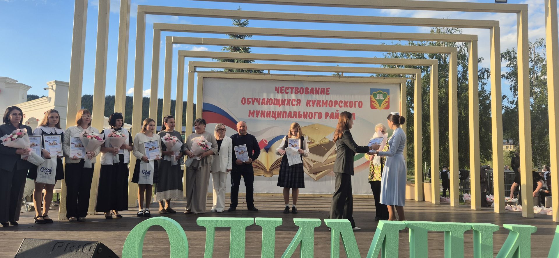 Фоторепортаж: Кукмарада уку алдынгылары бүләкләнде