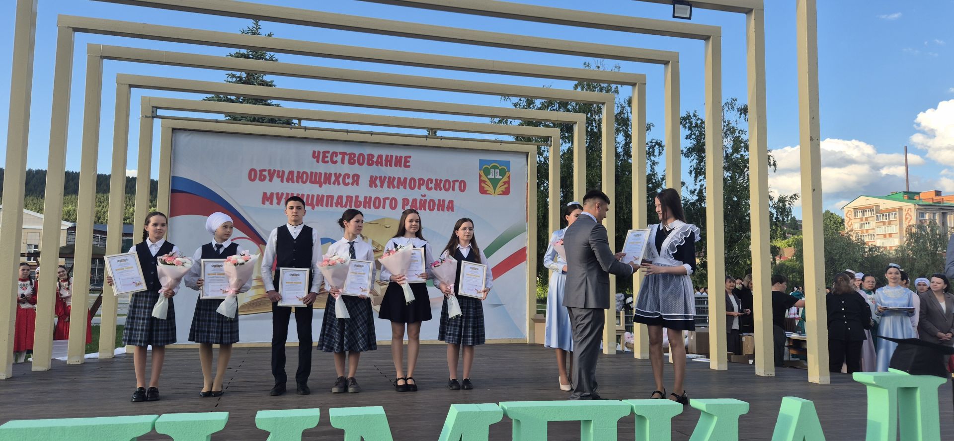 Фоторепортаж: Кукмарада уку алдынгылары бүләкләнде