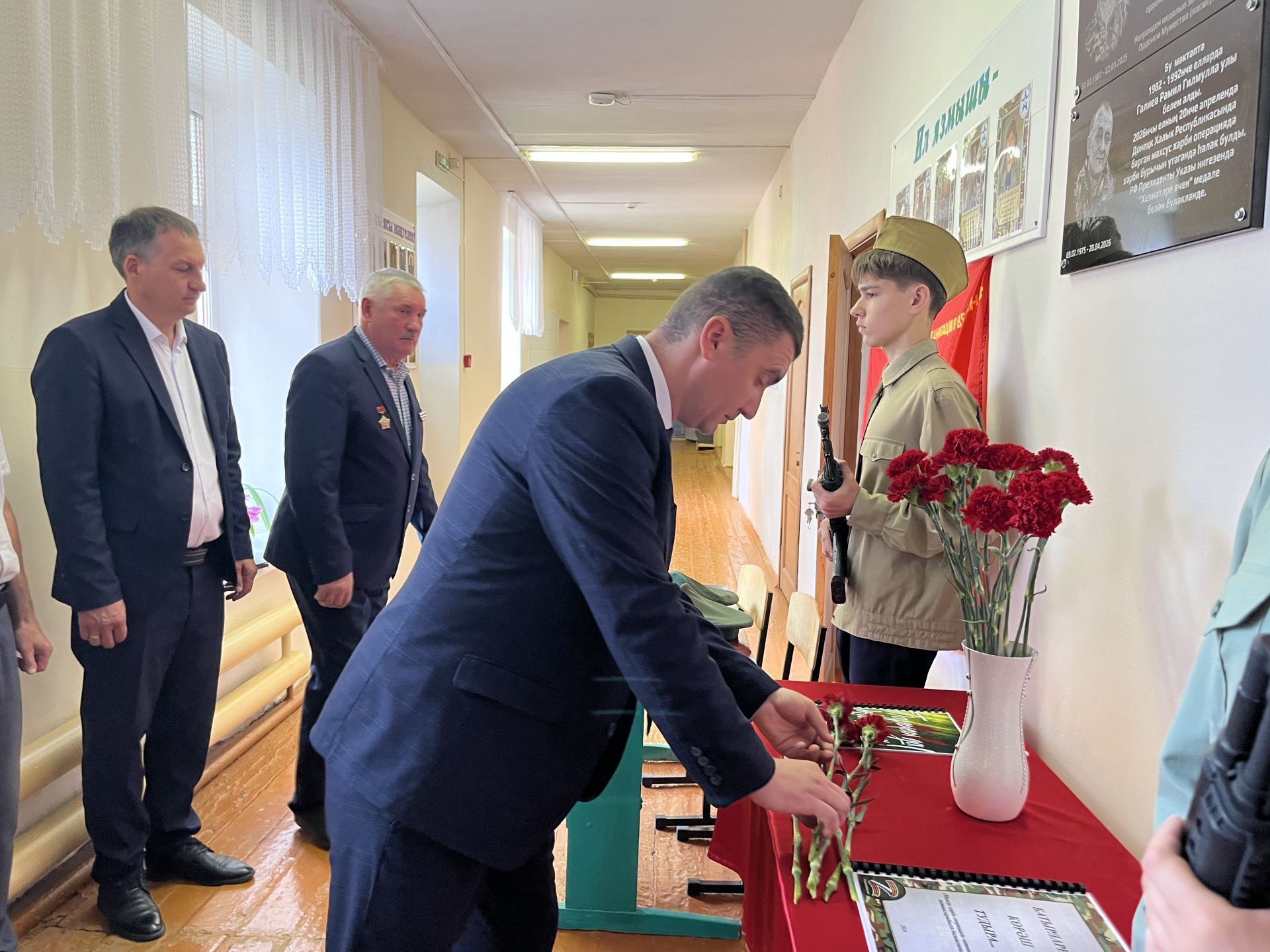 Память, мужество, подвиг: В Кукморском районе открыли мемориальную доску и парты Героев