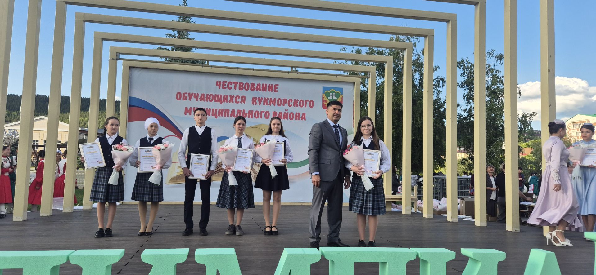 Фоторепортаж: Кукмарада уку алдынгылары бүләкләнде