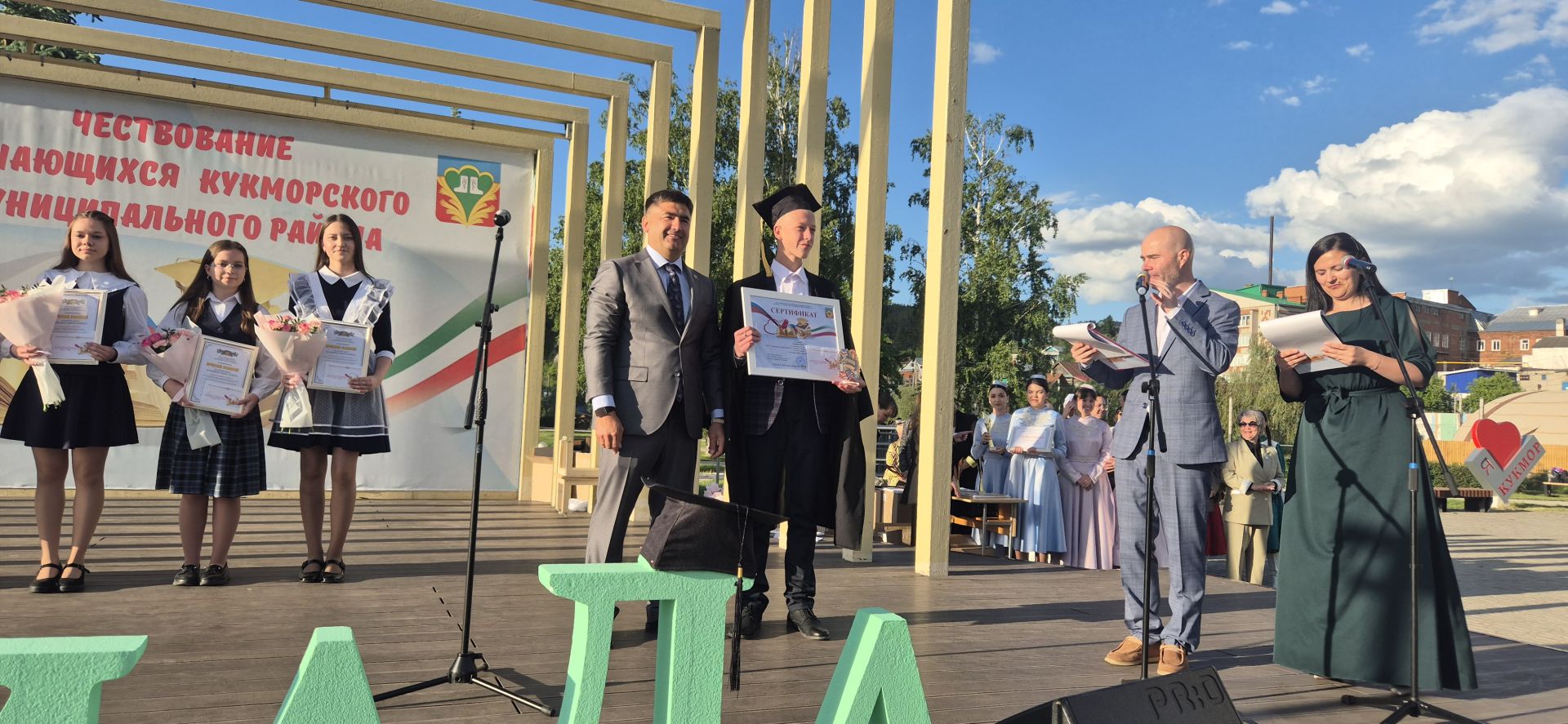 Фоторепортаж: Кукмарада уку алдынгылары бүләкләнде