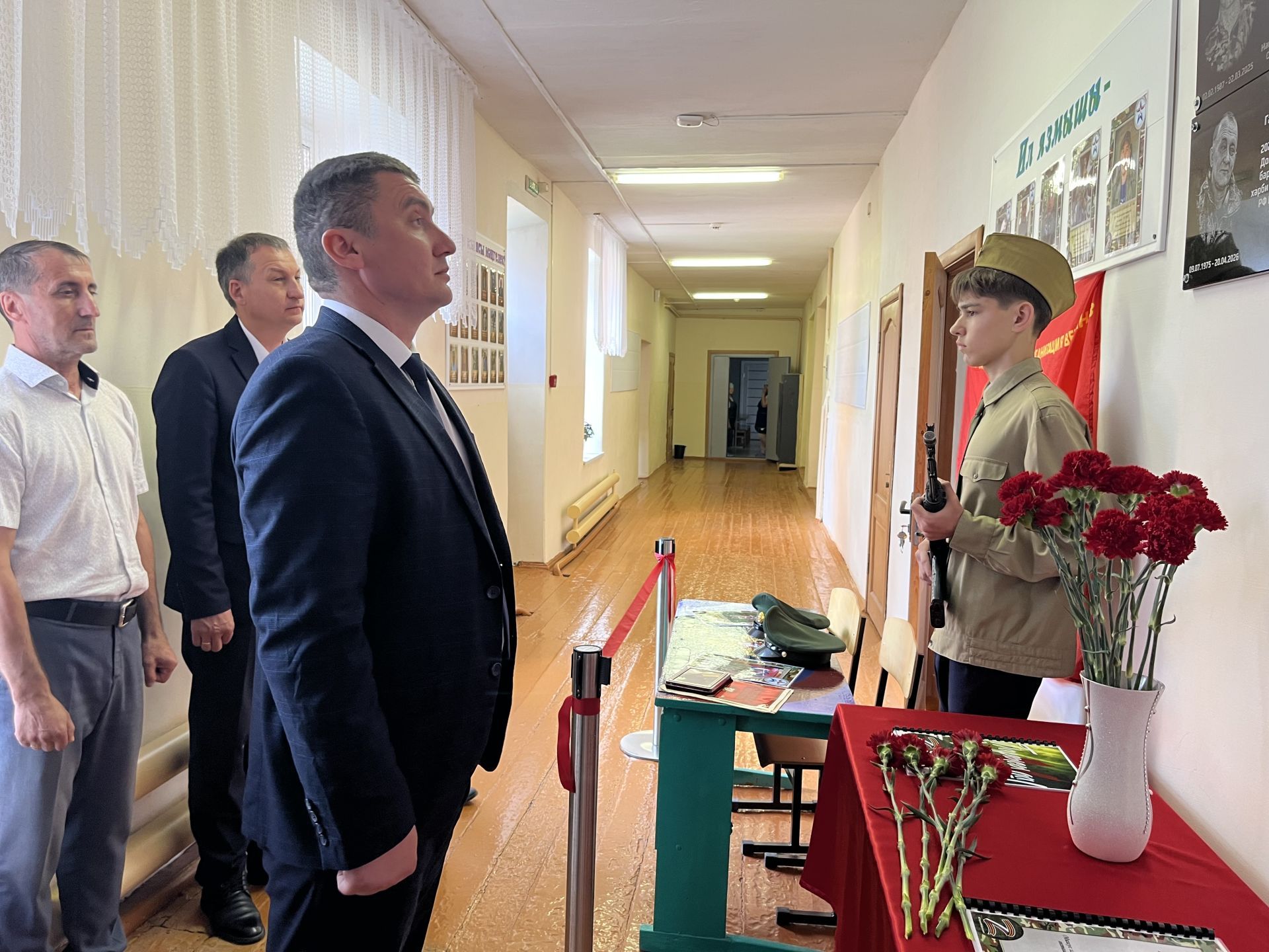 Память, мужество, подвиг: В Кукморском районе открыли мемориальную доску и парты Героев