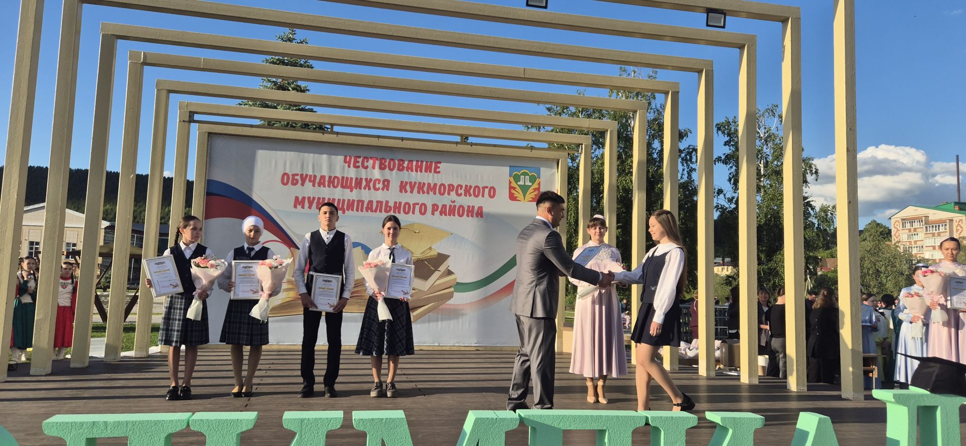 Фоторепортаж: Кукмарада уку алдынгылары бүләкләнде