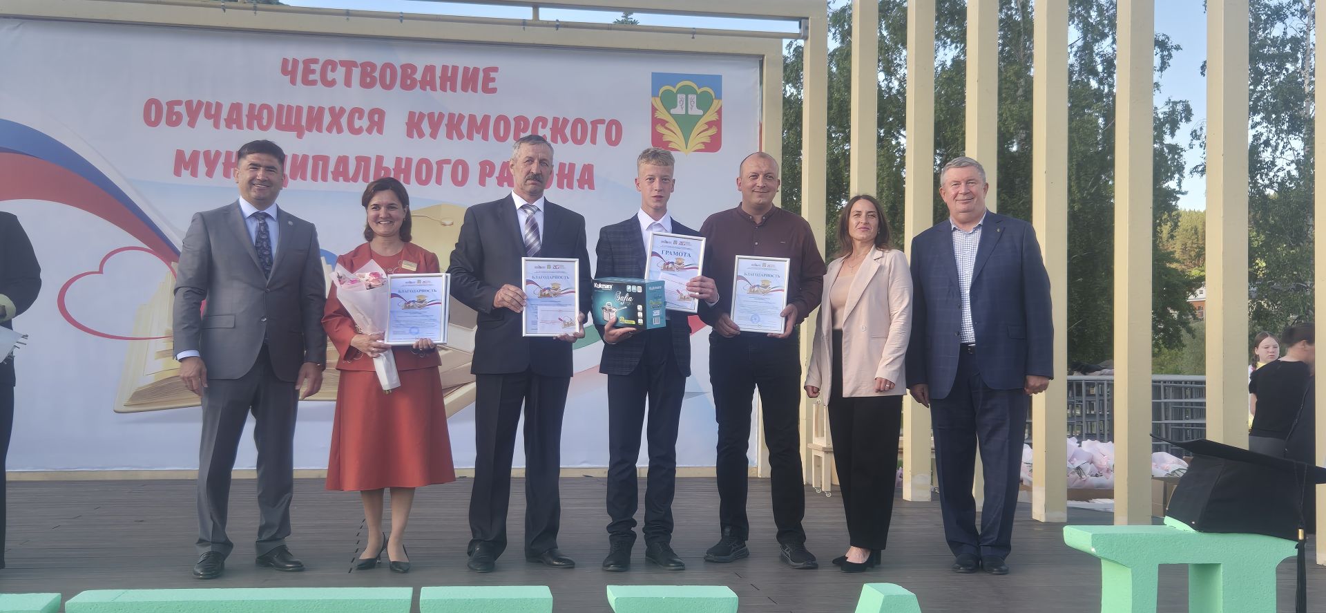 Фоторепортаж: Кукмарада уку алдынгылары бүләкләнде