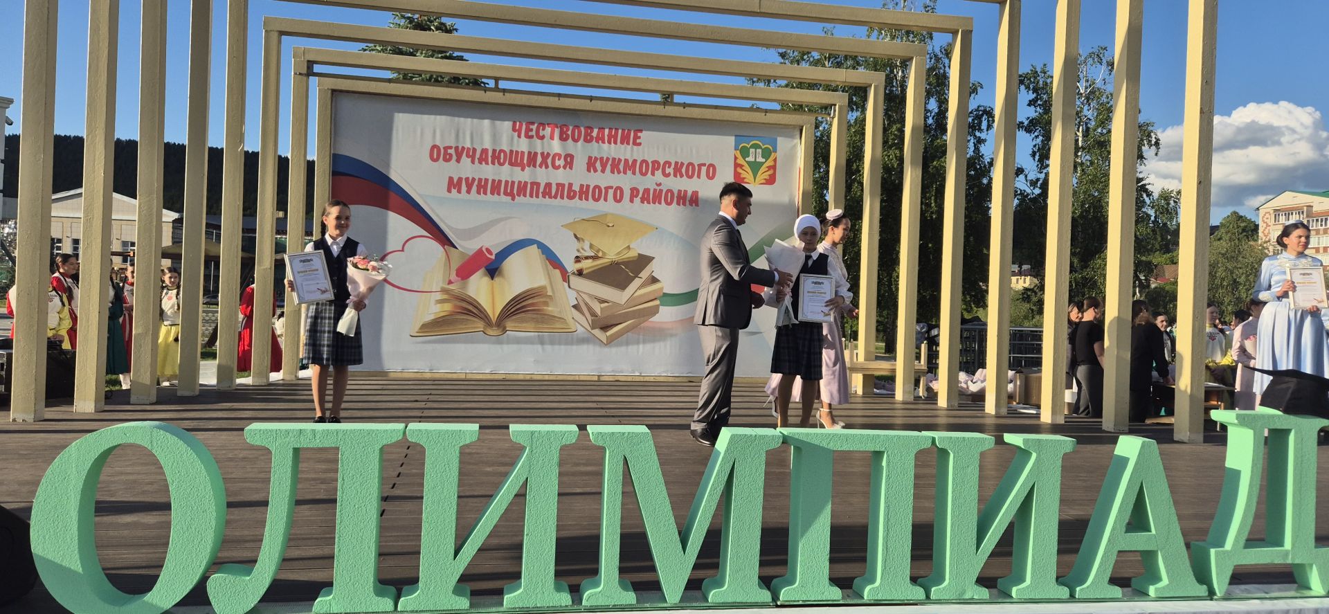 Фоторепортаж: Кукмарада уку алдынгылары бүләкләнде