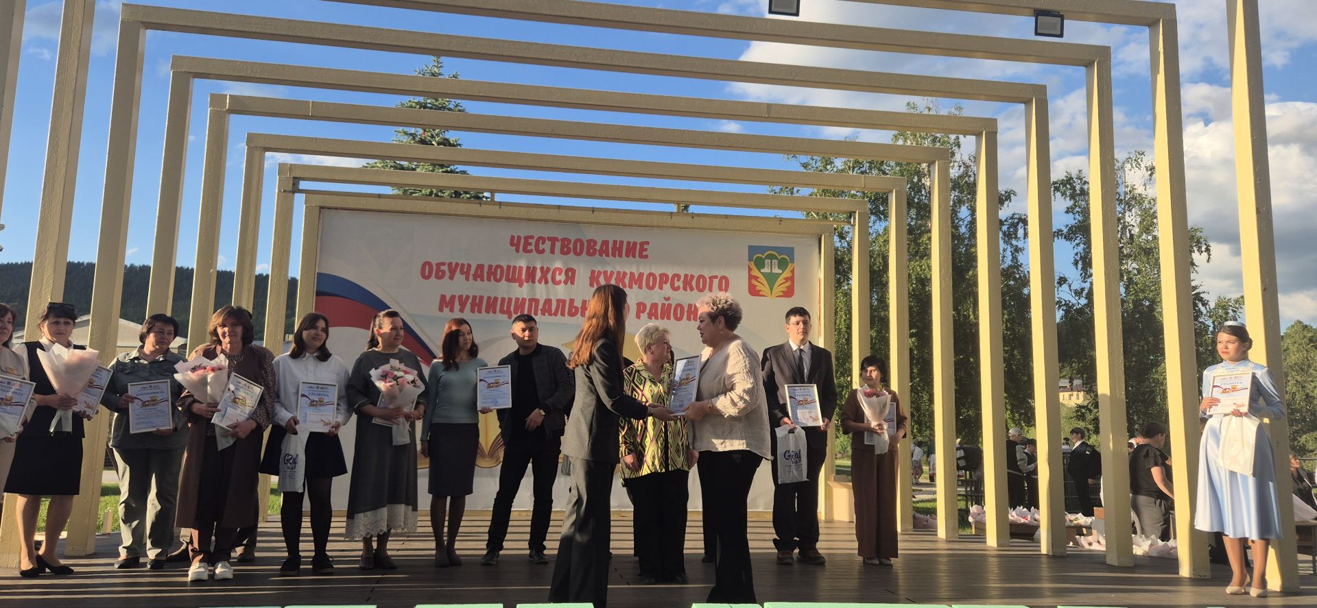 Фоторепортаж: Кукмарада уку алдынгылары бүләкләнде