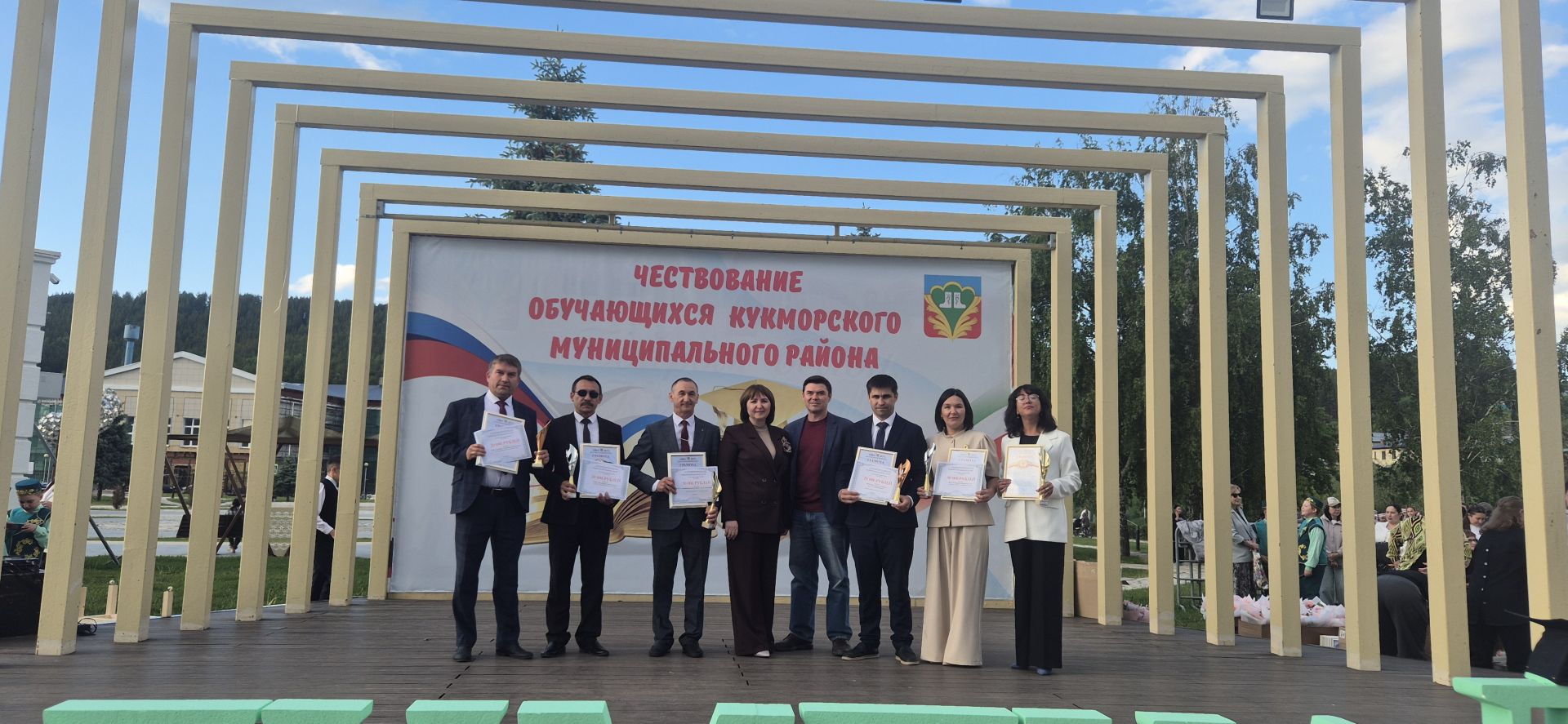 Фоторепортаж: Кукмарада уку алдынгылары бүләкләнде