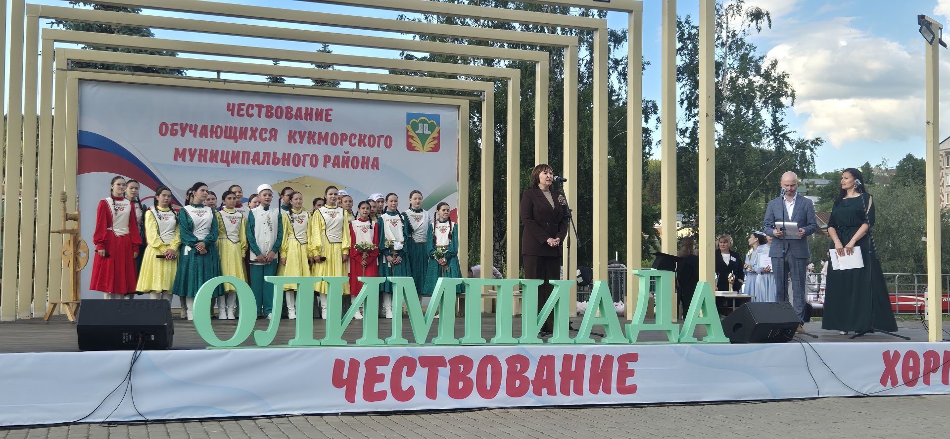Фоторепортаж: Кукмарада уку алдынгылары бүләкләнде