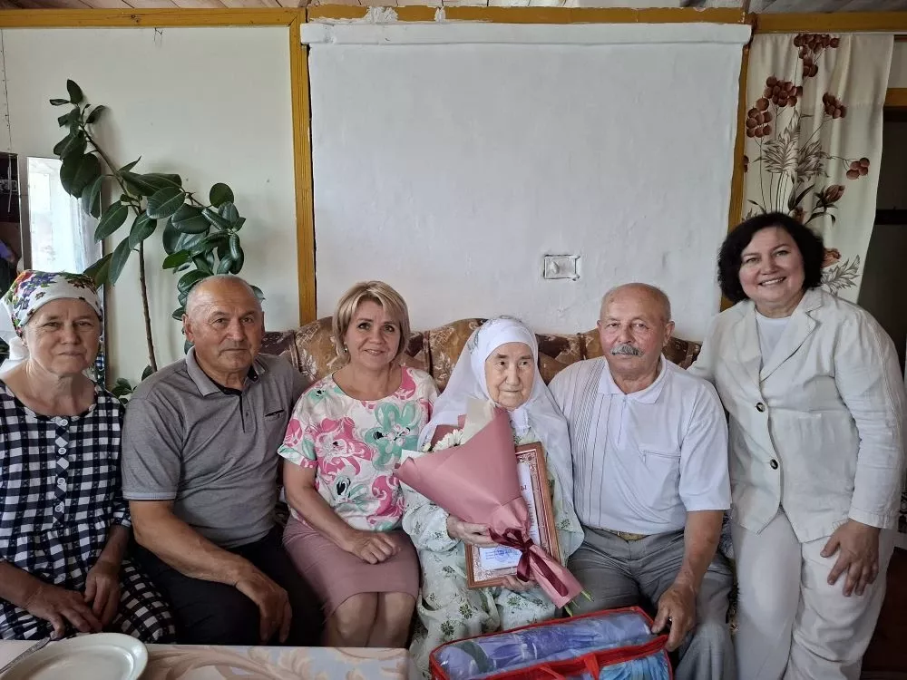 В деревне Битлянгур поздравили 90-летнюю долгожительницу Санию Хасанову