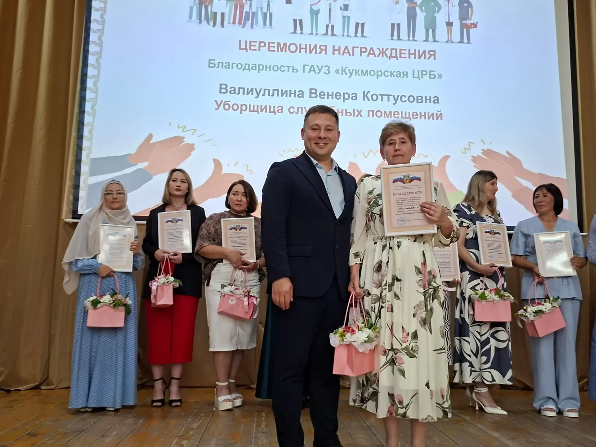 Спасибо за ваш бесценный труд: в Кукморском районе поздравили медицинских работников