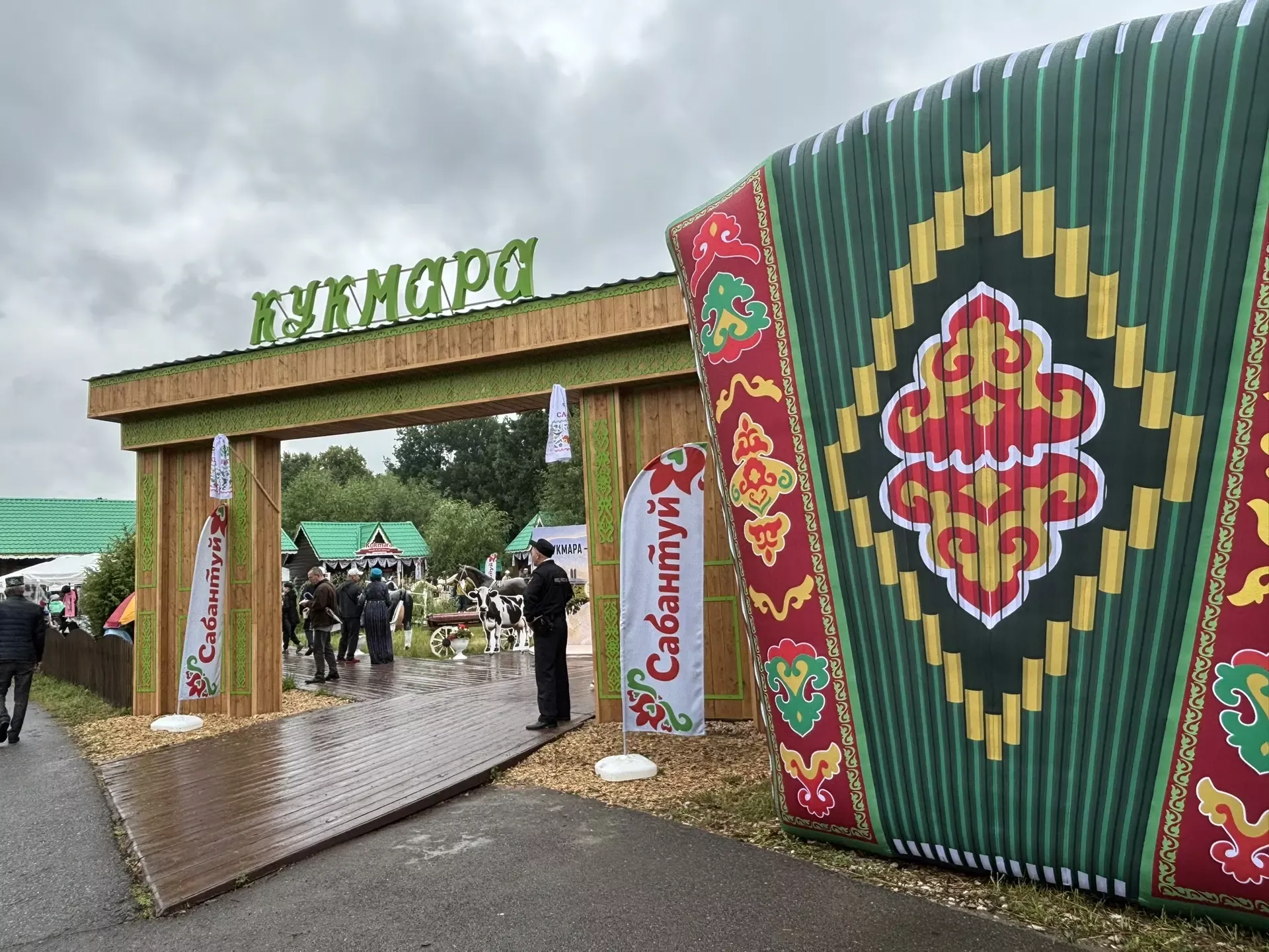 Казан шәһәренең Мирный бистәсендә узган Сабантуйдан фоторепортаж