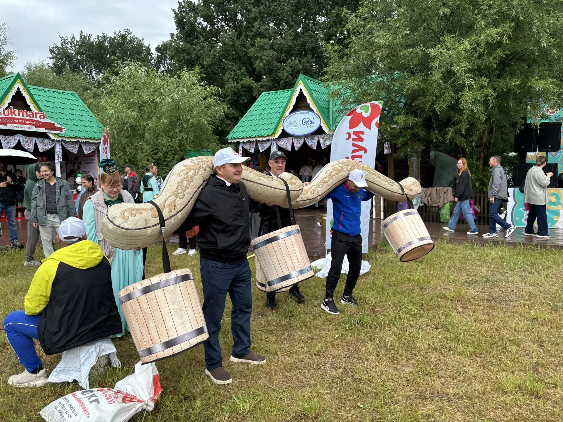Казан шәһәренең Мирный бистәсендә узган Сабантуйдан фоторепортаж