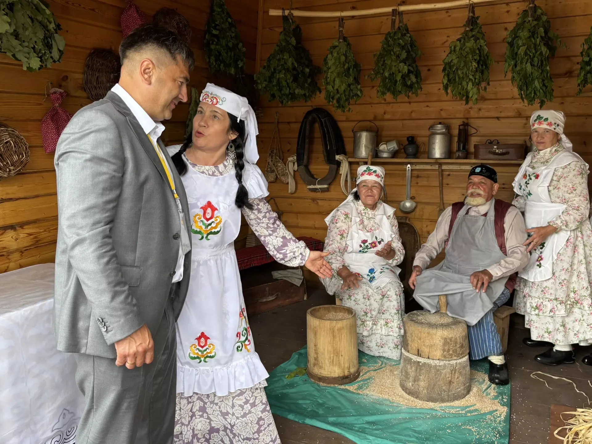 Казан шәһәренең Мирный бистәсендә узган Сабантуйдан фоторепортаж