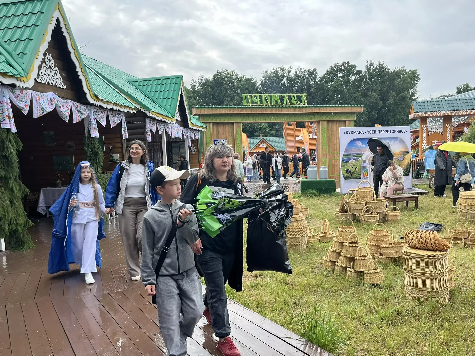 Казан шәһәренең Мирный бистәсендә узган Сабантуйдан фоторепортаж