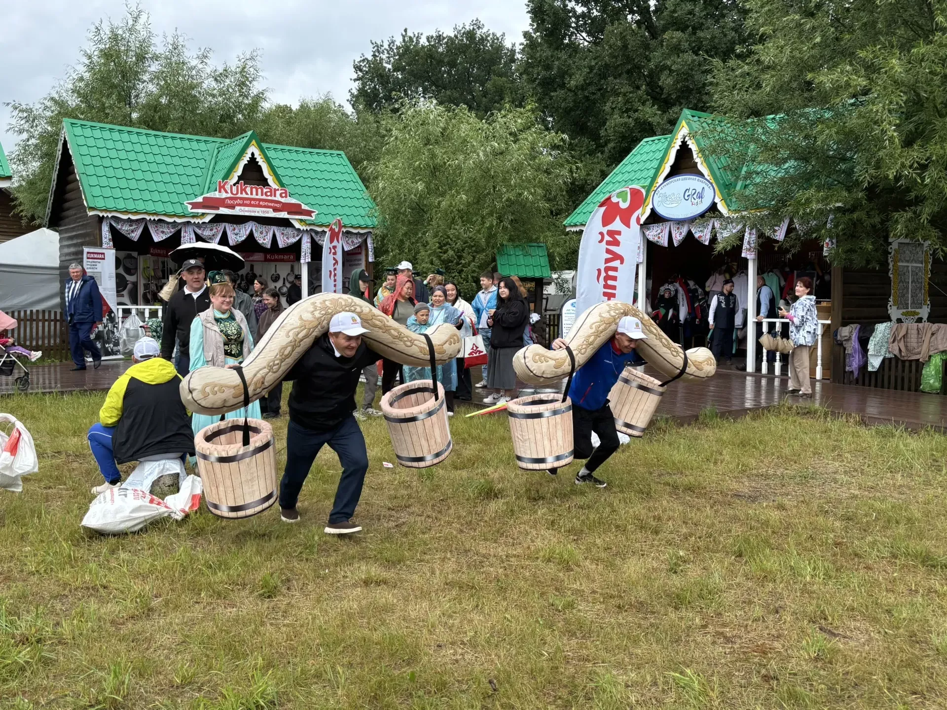 Казан шәһәренең Мирный бистәсендә узган Сабантуйдан фоторепортаж