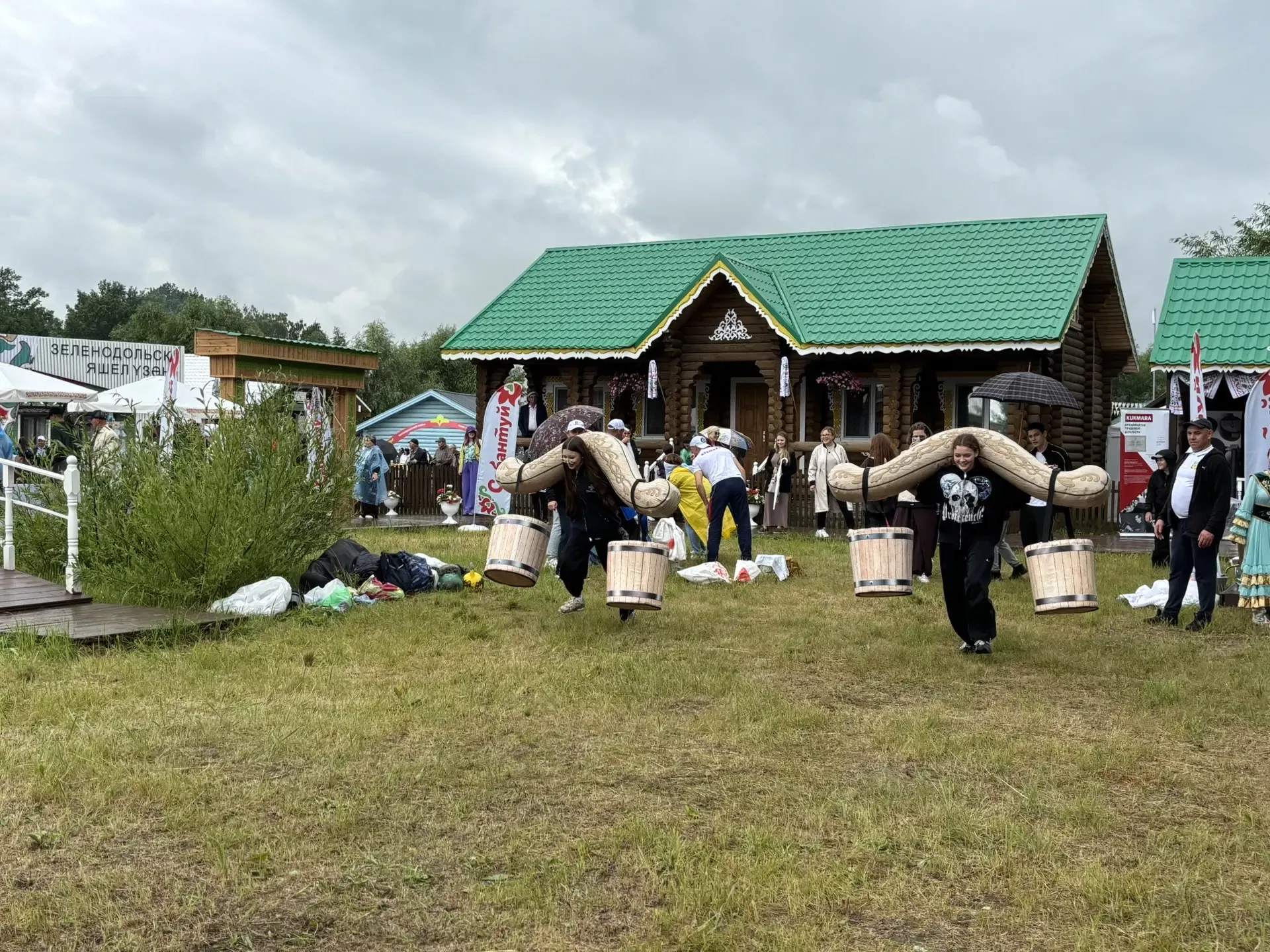 Казан шәһәренең Мирный бистәсендә узган Сабантуйдан фоторепортаж