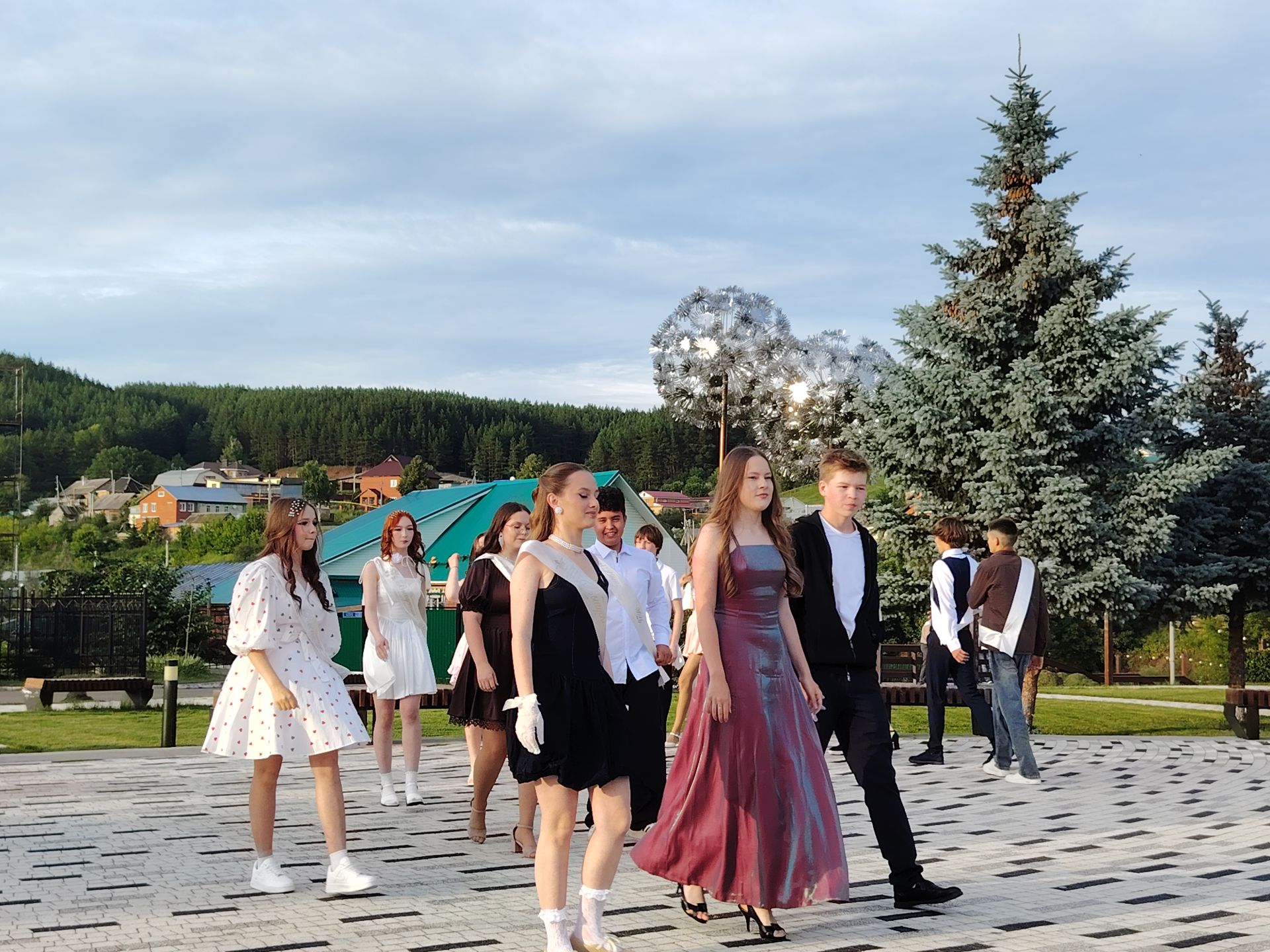 Шаг во взрослую жизнь: в Кукморе чествовали выпускников 9-х классов