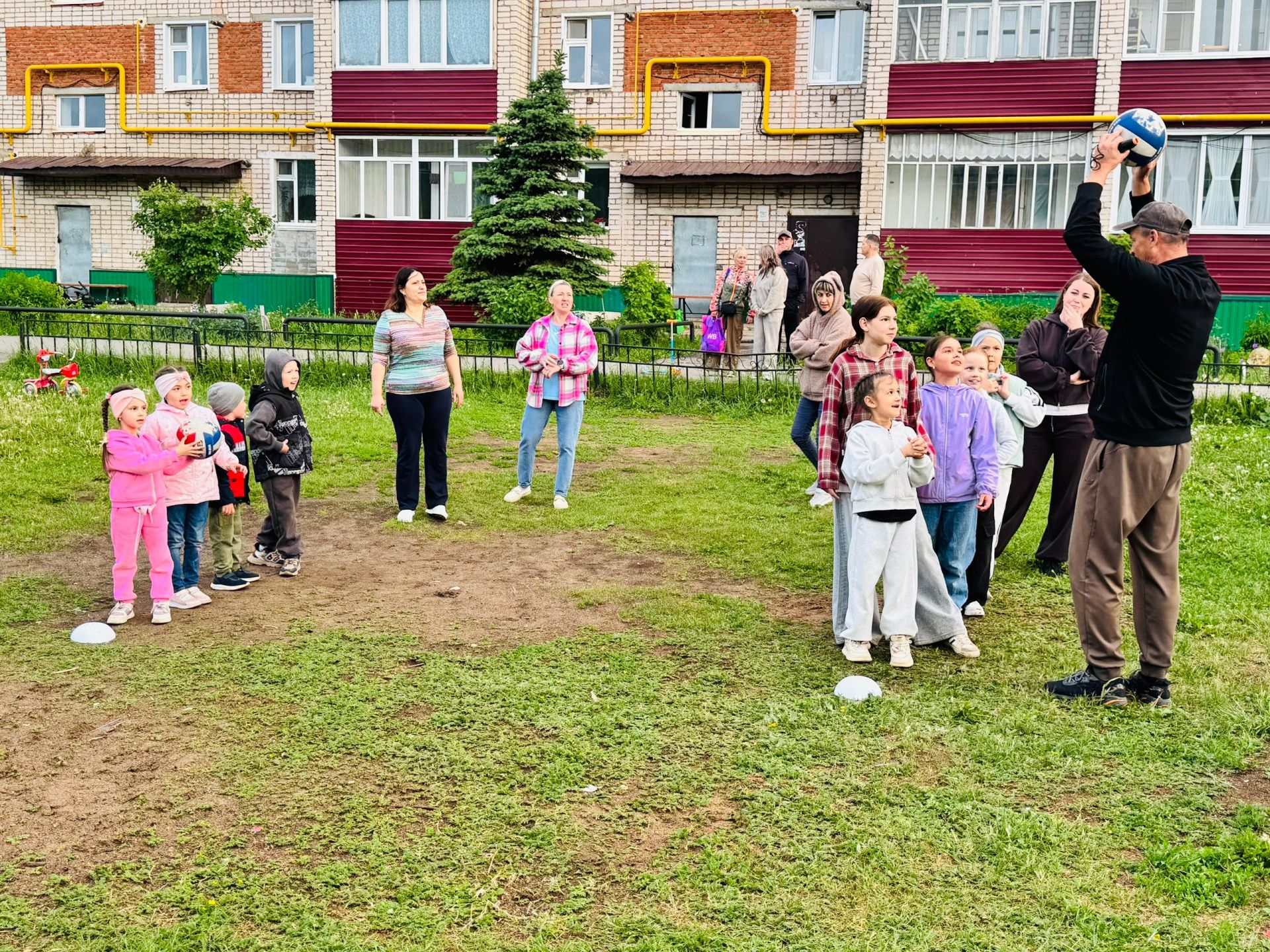 Праздник детства во дворе: как соседи в Кукморе создали яркое событие