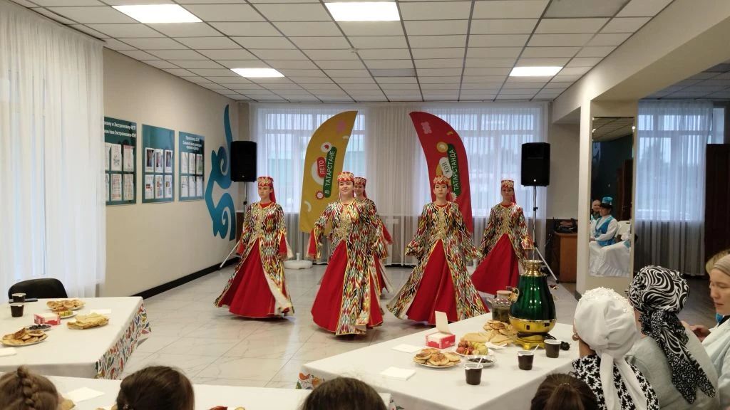 Гармонь, игры и блины: в Манзарасе прошел вечер народных традиций