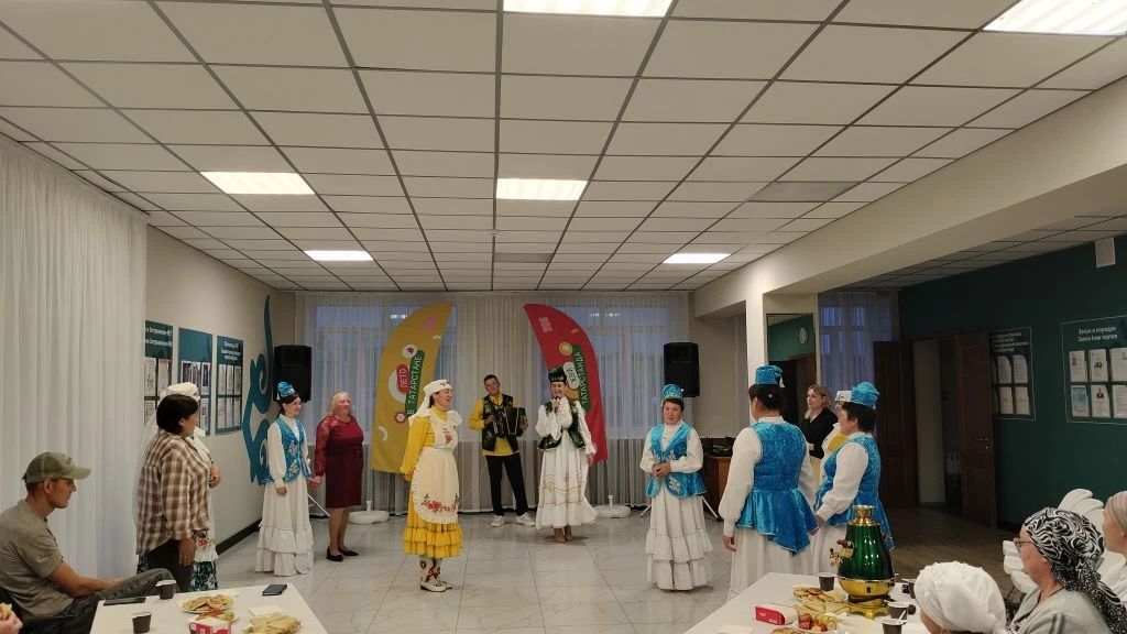 Гармонь, игры и блины: в Манзарасе прошел вечер народных традиций