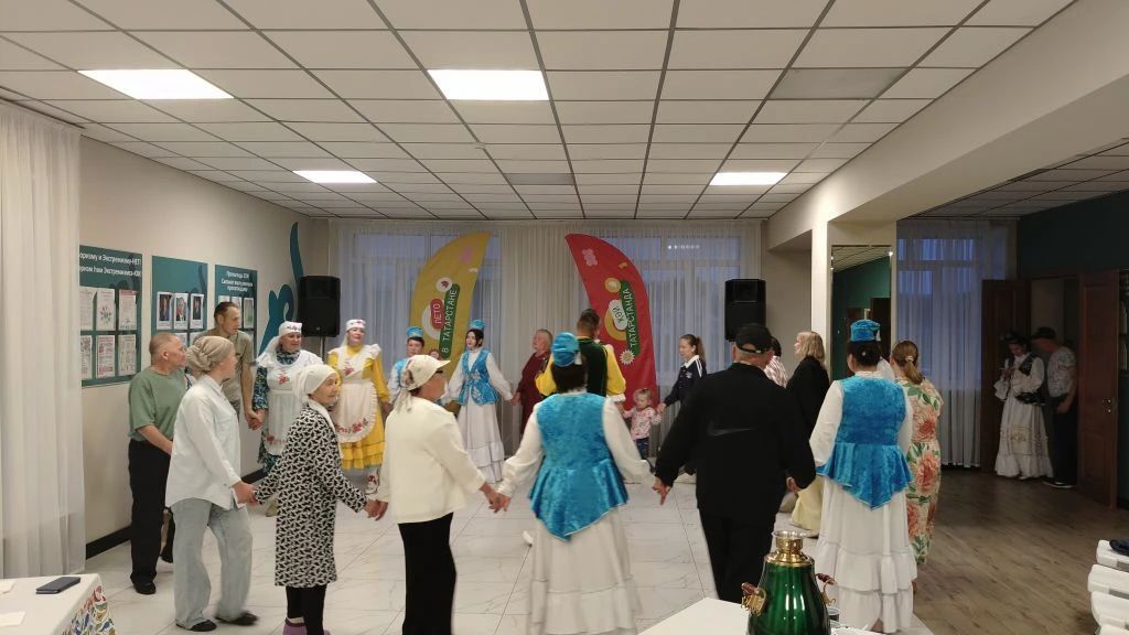 Гармонь, игры и блины: в Манзарасе прошел вечер народных традиций
