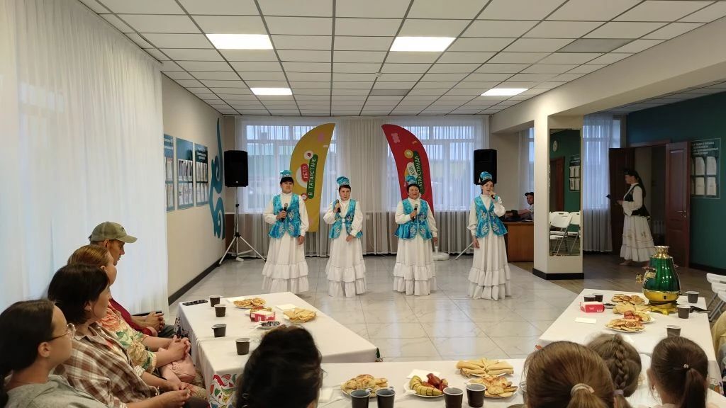 Гармонь, игры и блины: в Манзарасе прошел вечер народных традиций