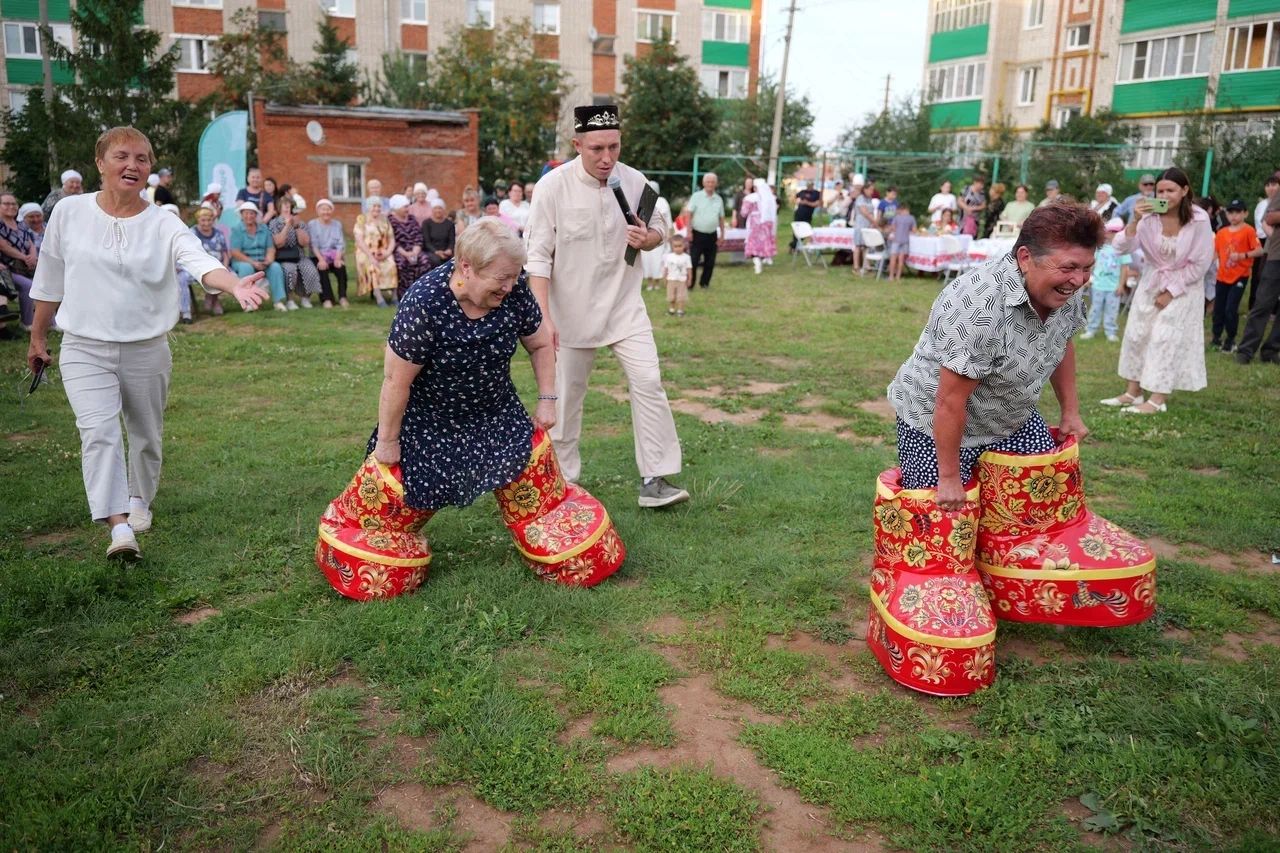 «Уйнагыз, гармуннар!»: во дворе на улице Гафиатуллина прошёл праздник музыки, традиций и добрососедства