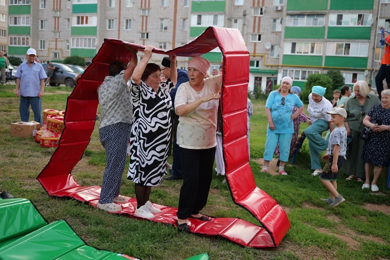 «Уйнагыз, гармуннар!»: во дворе на улице Гафиатуллина прошёл праздник музыки, традиций и добрососедства