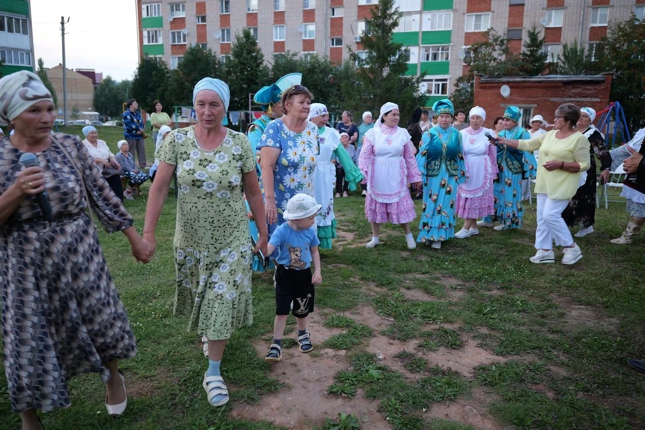 «Уйнагыз, гармуннар!»: во дворе на улице Гафиатуллина прошёл праздник музыки, традиций и добрососедства