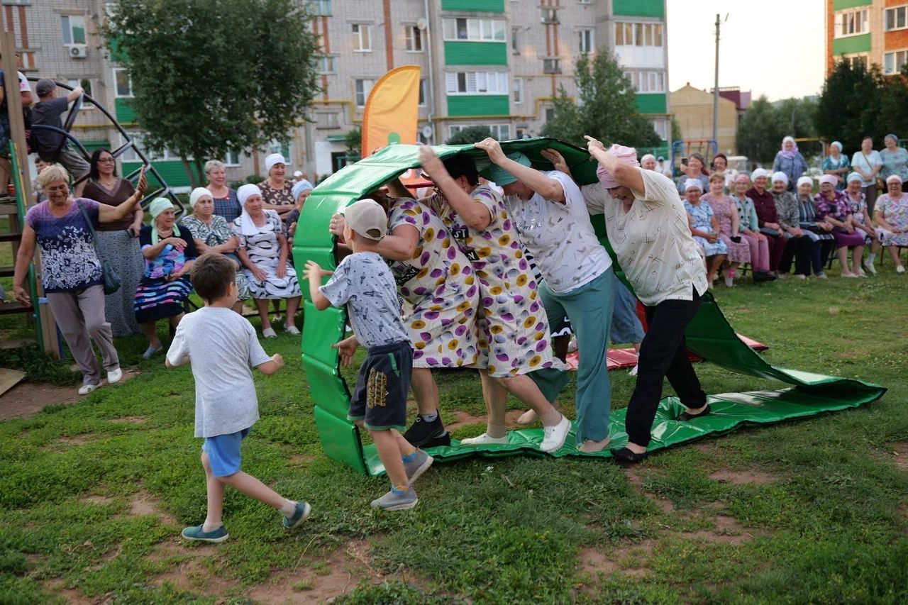 «Уйнагыз, гармуннар!»: во дворе на улице Гафиатуллина прошёл праздник музыки, традиций и добрососедства
