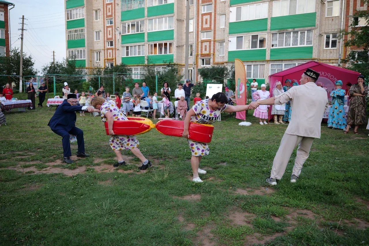 «Уйнагыз, гармуннар!»: во дворе на улице Гафиатуллина прошёл праздник музыки, традиций и добрососедства