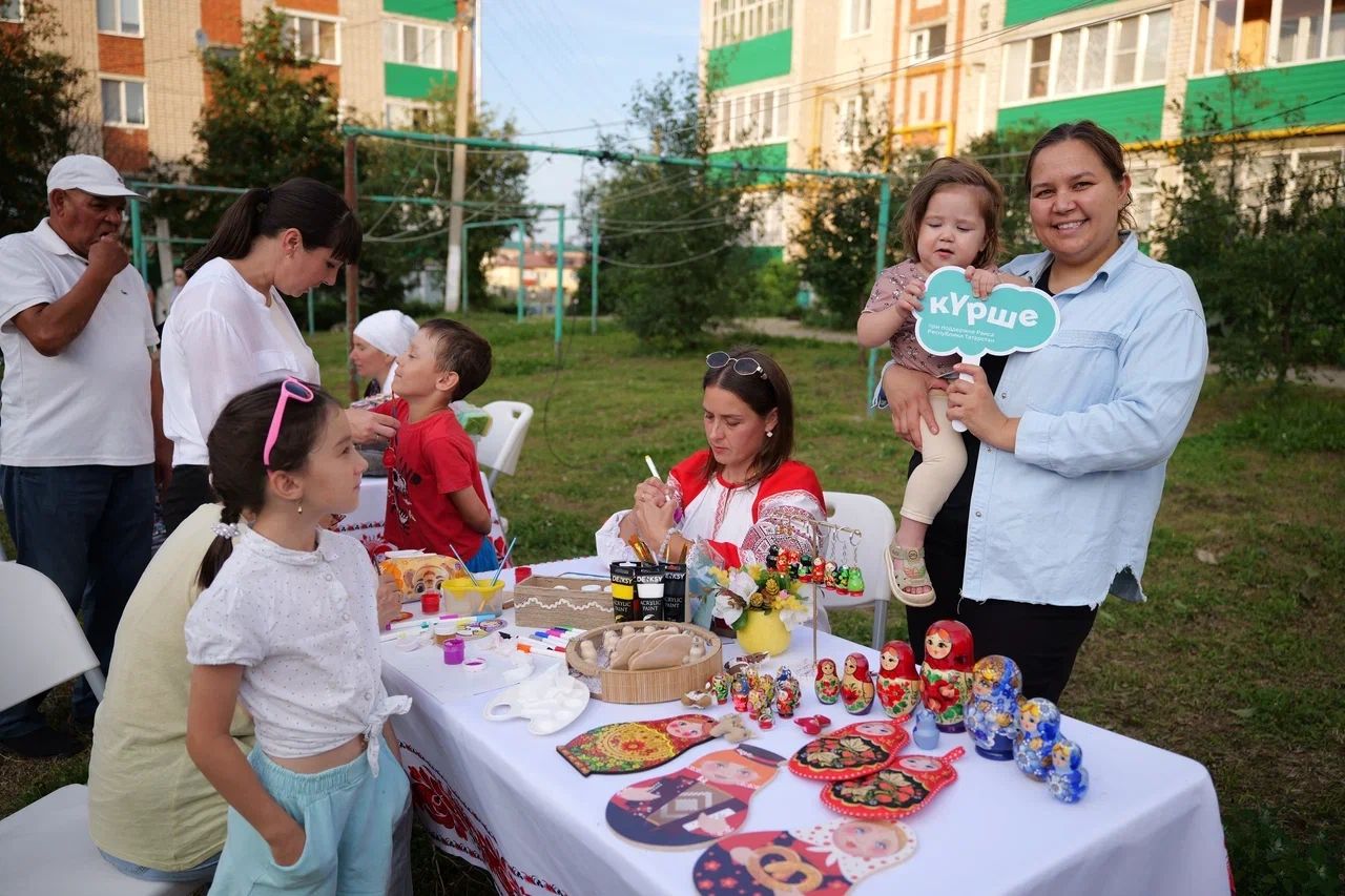 «Уйнагыз, гармуннар!»: во дворе на улице Гафиатуллина прошёл праздник музыки, традиций и добрососедства