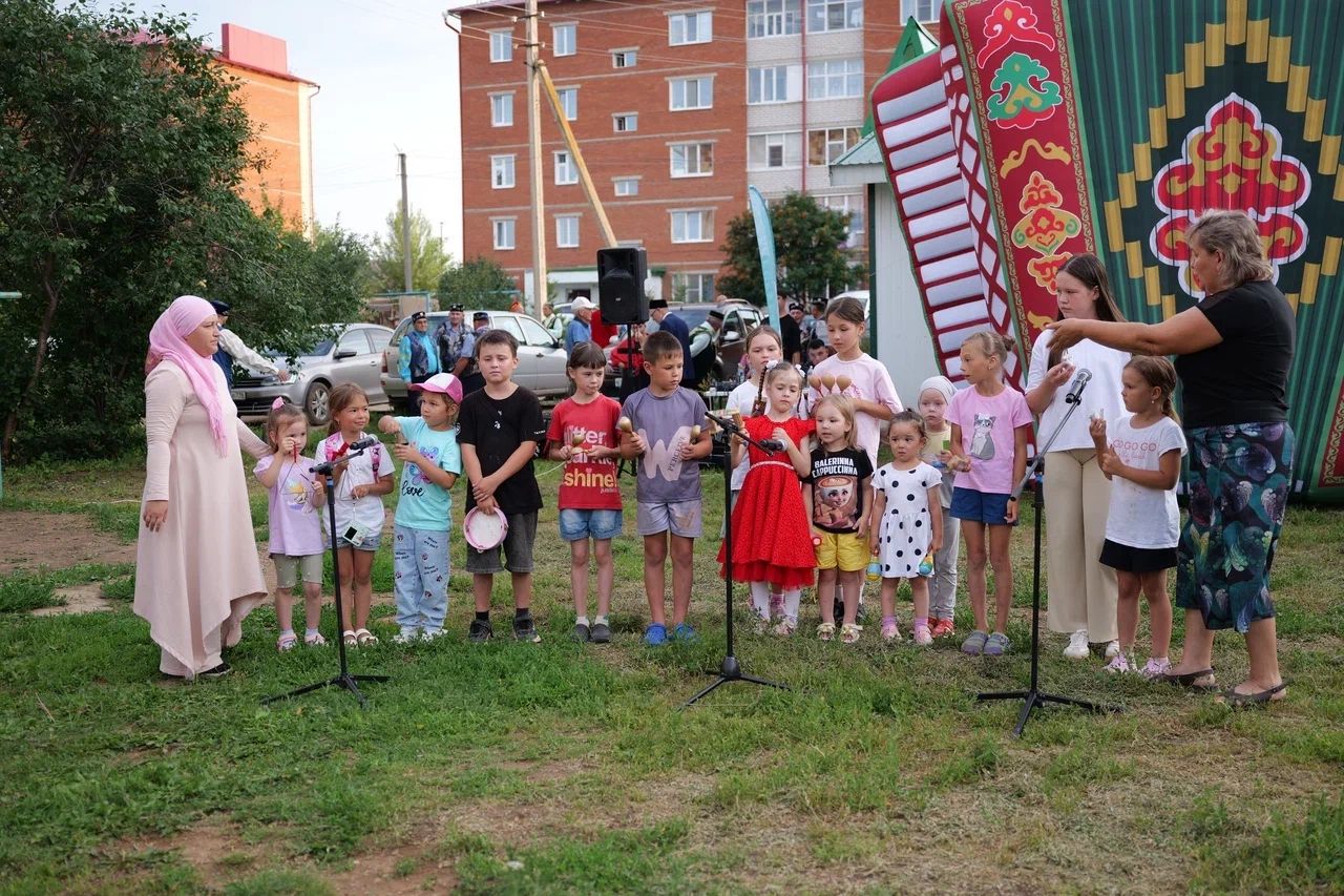 «Уйнагыз, гармуннар!»: во дворе на улице Гафиатуллина прошёл праздник музыки, традиций и добрососедства