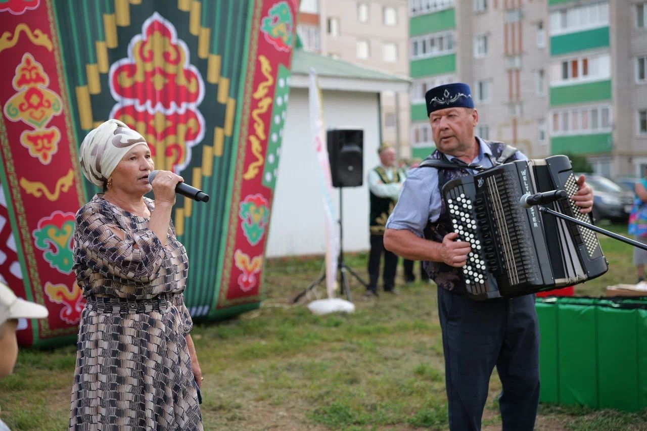 «Уйнагыз, гармуннар!»: во дворе на улице Гафиатуллина прошёл праздник музыки, традиций и добрососедства